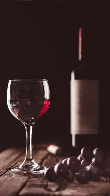 Por que a taça de vinho tem aquele formato?